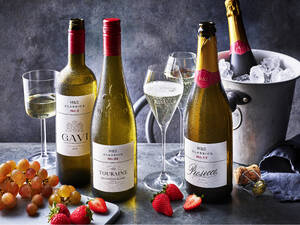 marksandspencer_vina Classics_Prosecco Italie 239Kc_Touraine Sauvignon Blanc Italie,249 Kc_Gavi DOC Italie 289Kc.jpg